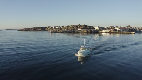 Disparo-De-Drones-De-Un-Pequeño-Bote-De-Motor-Blanco-Que-Sale-Al-Mar-Abierto-En-El-Archipiélago-De-Gotemburgo,-Suecia