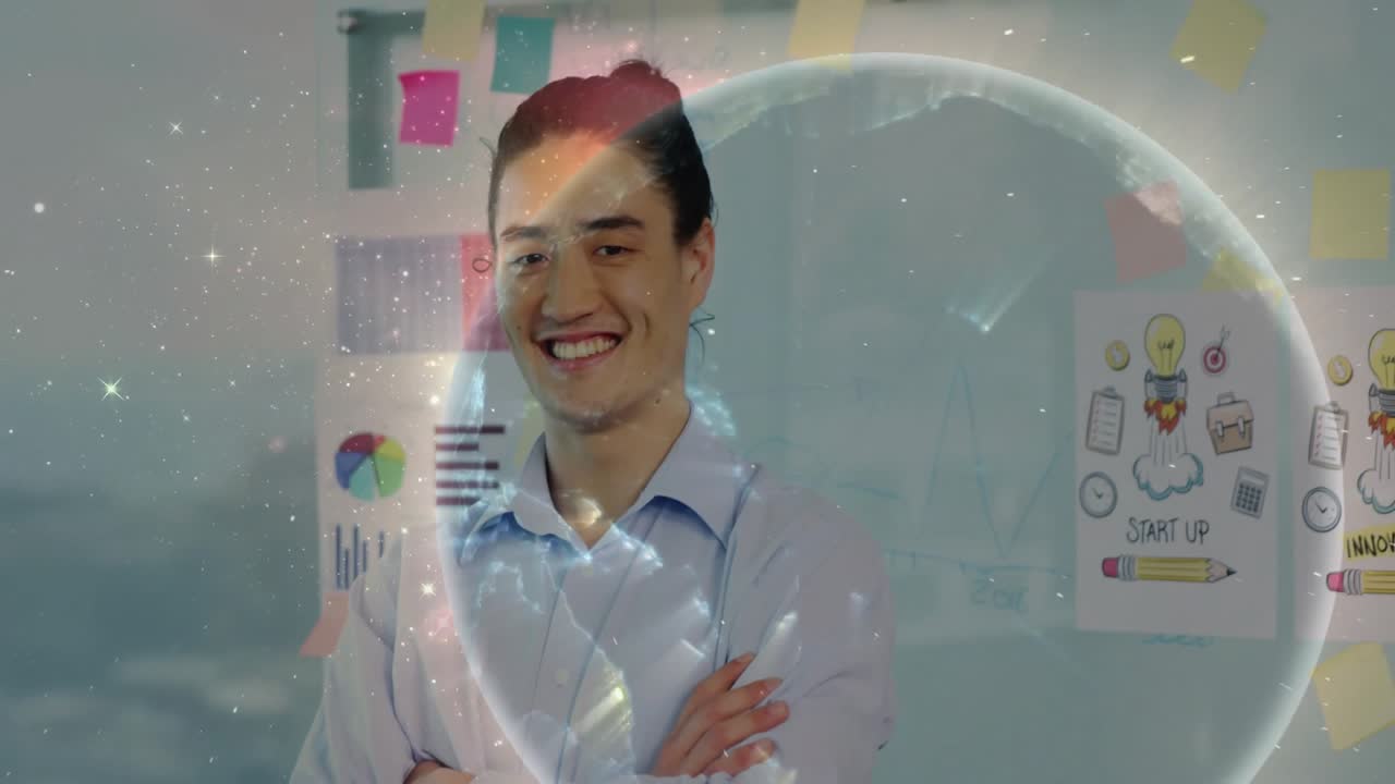Ejecutivo de negocios japonés de pie junto a una pizarra, iniciando un globo terráqueo giratorio que muestra una red global.