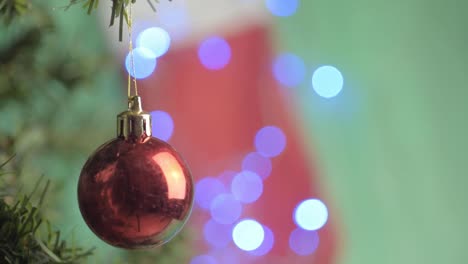 Rote-Weihnachtskugeln-Mit-Bokeh-Lichtern,-Die-Am-Baum-Mit-Weihnachtlichem-Hintergrund-Hängen