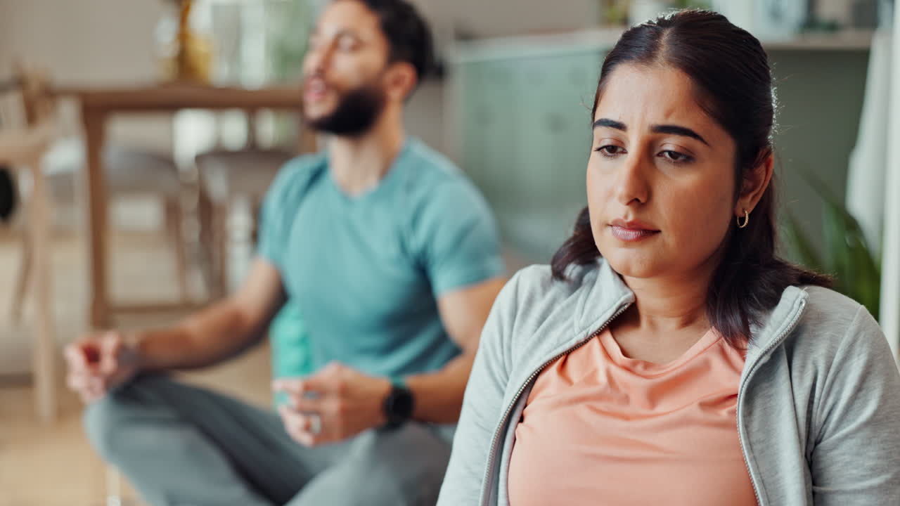 pareja practicando yoga y meditación en casa