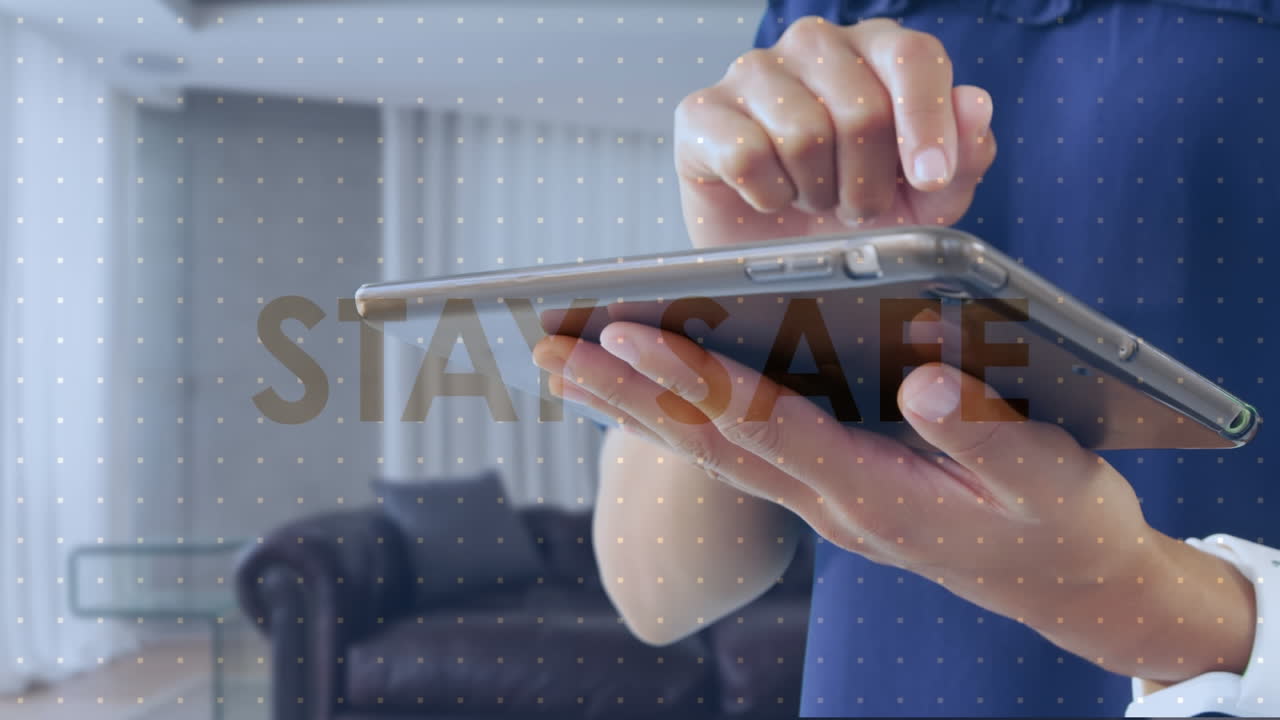 태블릿을 사용하는 백인 남성에 대한 사회적 거리두기 메시지의 애니메이션