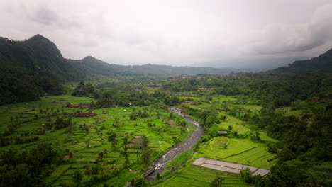 Atemberaubendes-Neblig-grünes-Tal-Mit-Fluss,-Der-Hindurchfließt,-Sidemen,-Bali