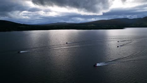 Hoher-Luftwinkel-Von-Booten,-Die-Auf-Loch-Lomond,-Schottland,-Fahren