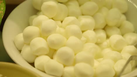 un montón de bolas de mozzarella