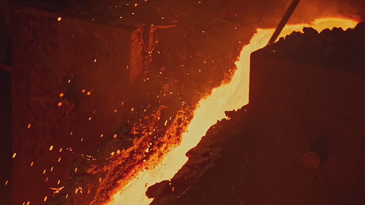 공장에서 녹은 금속을 부어 넣는 것