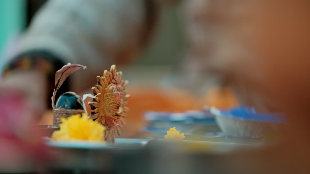 인도 웨딩 푸자 (indian wedding puja) 에서 꽃잎을 제시하는 손의 근접