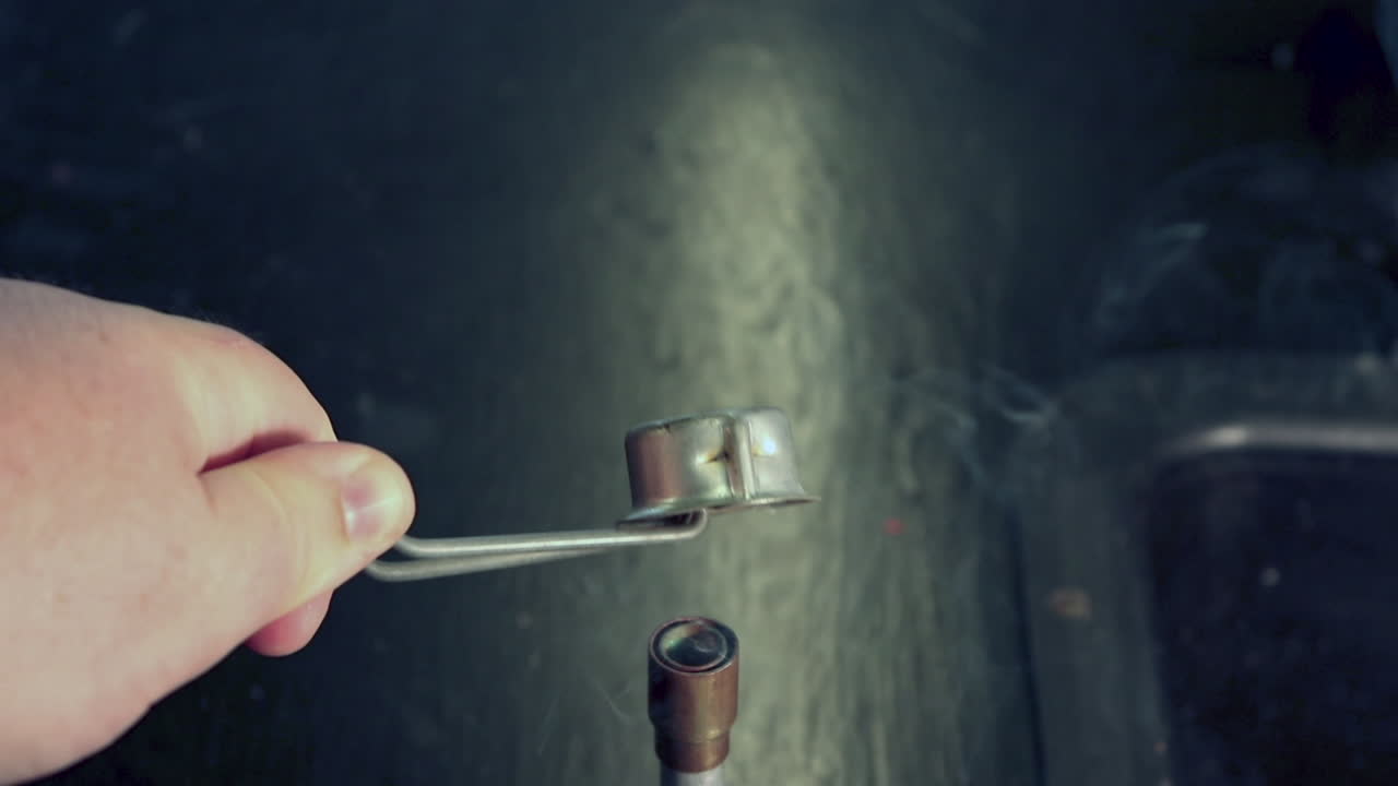 스트라이커로 분젠 버너에 불을 붙이려는 시도 실패