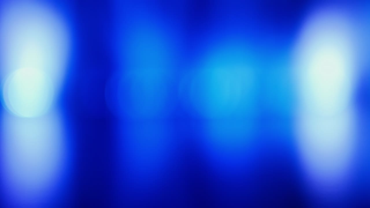 렌즈 보케를 가진 파란색 배경 복사 공간, 흐릿한 배경에서 반이는 전구의 반이는 빛