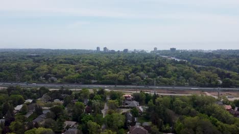 drone volando hacia el qew cerca de toronto en el verano