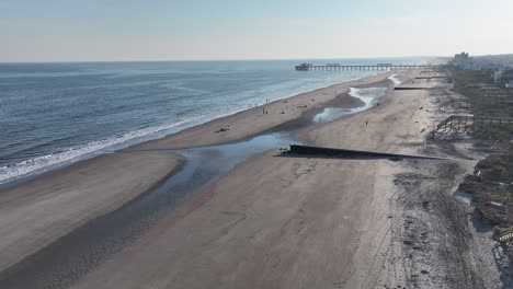 Folly-Beach,-Charleston,-South-Carolina,-Sanfte-Wellen-Und-Offene-Flächen,-Enthüllt-Durch-Drohnenflug