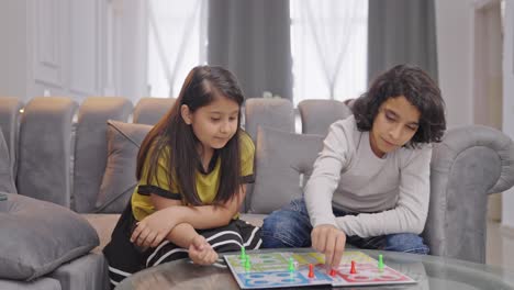 hermanos indios jugando al juego de mesa ludo