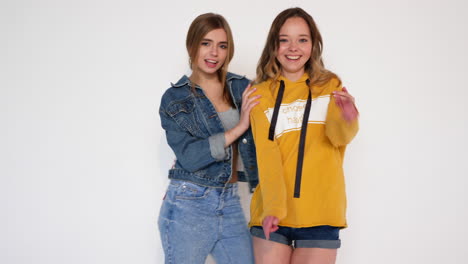 dos mujeres jóvenes disfrutando de una sesión de fotos casual