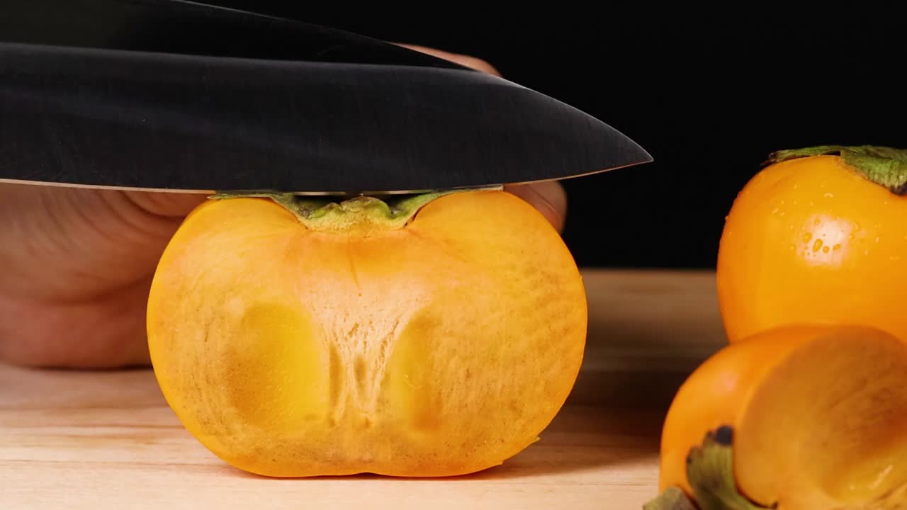 cuchillo para cortar caqui en tabla de madera