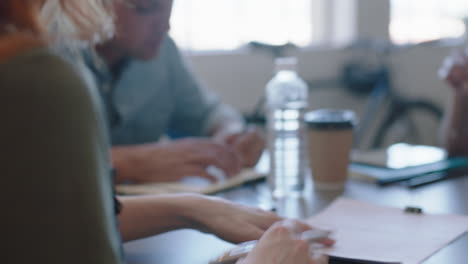 Junge,-Vielfältige-Geschäftsleute-Unterzeichnen-Einen-Vertrag.-Unternehmerin-Schreibt-Ihre-Unterschrift-Auf-Ein-Rechtsdokument-Und-Genießt-Ein-Unternehmenspartnerschaftstreffen-Im-Modernen-Büro