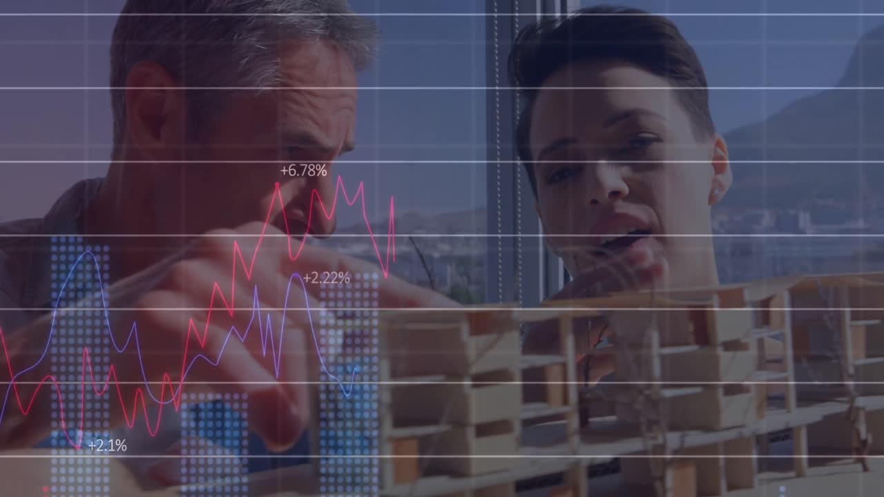 animación de procesamiento de datos sobre arquitectos caucásicos masculino y femenino trabajando en un modelo en la oficina.