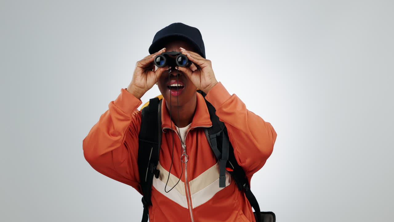 mochilero, mujer y binocular turístico en el estudio