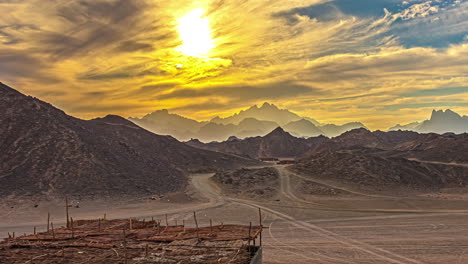 timelapse de nubes doradas en egipto al atardecer con montañas y coche en movimiento