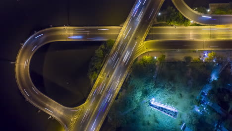 Top-Down-Nacht-Hyperlapse-Von-Autobahnauffahrten-Und--schleifen-Mit-Starkem-Verkehr-Mit-Leichten-Streifen