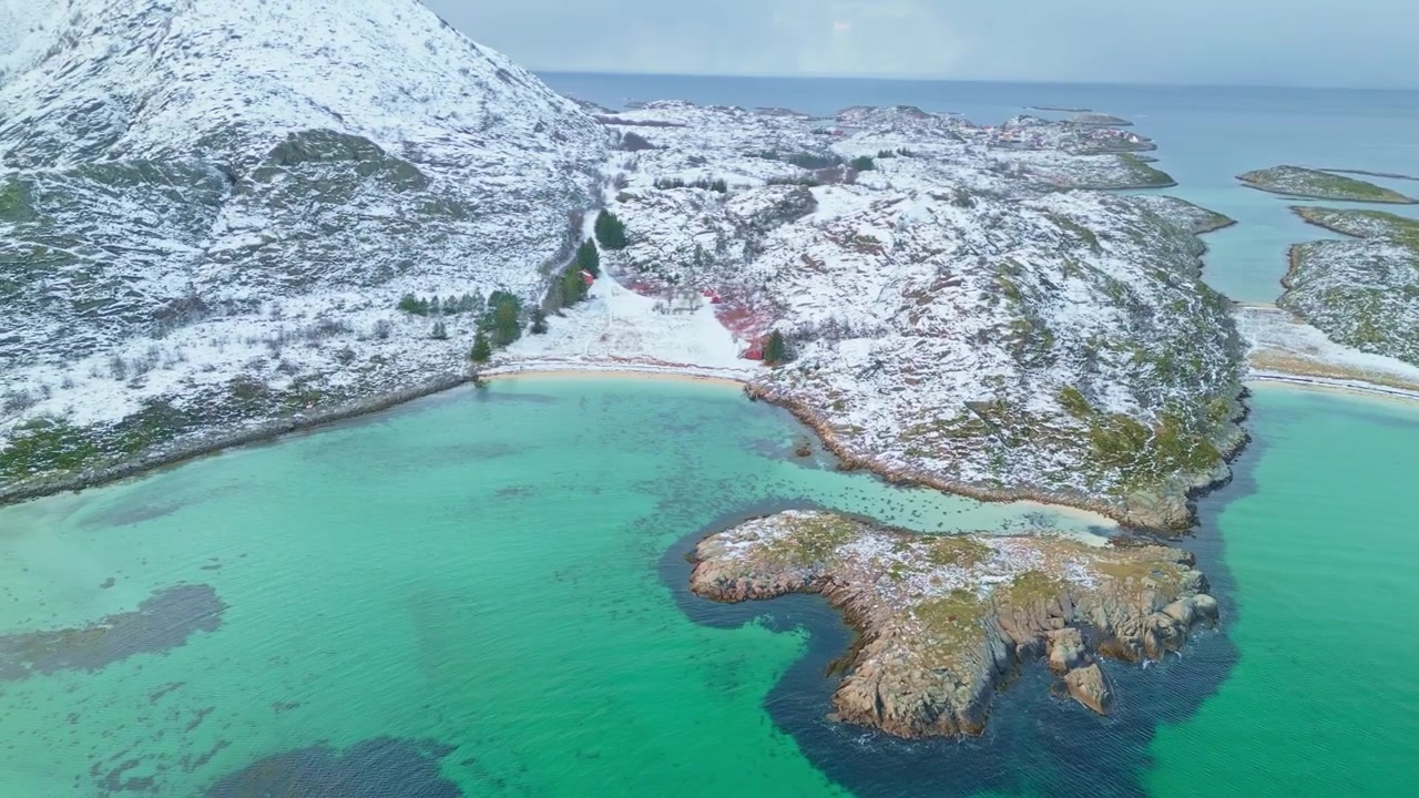 ロフォーテン諸島のエメラルドグリーンの海と雪景色が美しい海岸線。静寂を誘う風景。