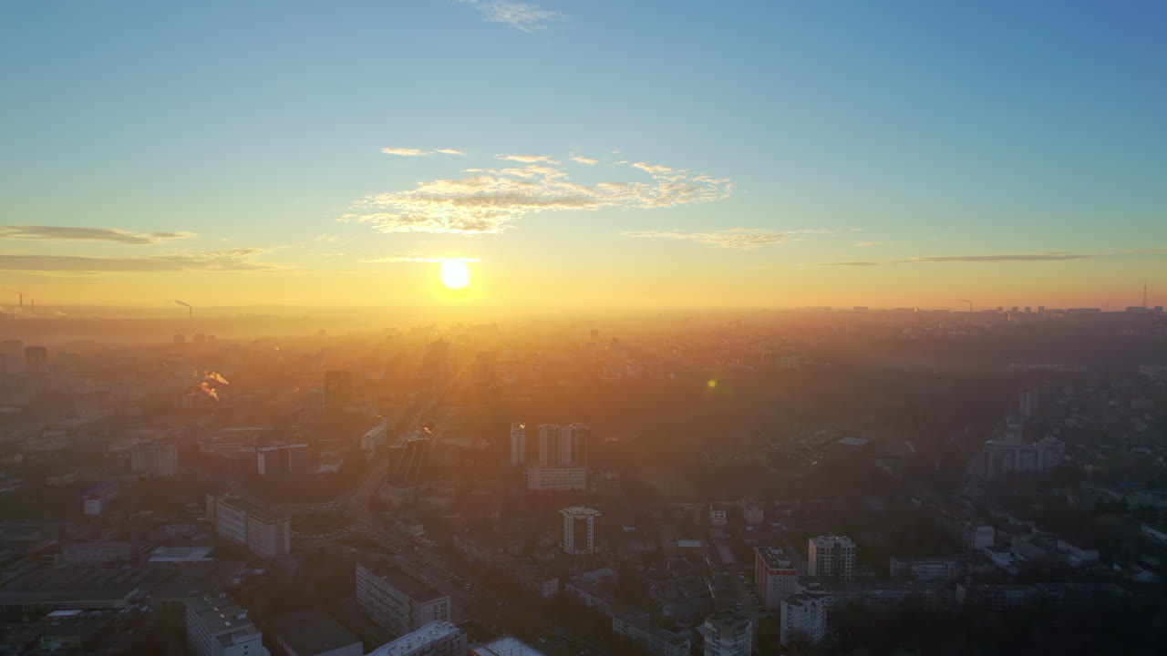 Vista aérea de drone de Chisinau ao nascer do sol, Moldávia. Vista do centro da cidade com vários edifícios, estradas e árvores sem folhas
