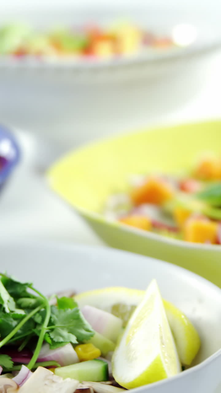 variación de ensaladas en el cuenco