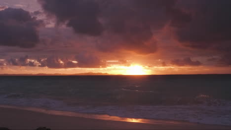 puesta de sol en la playa tropical pequeña isla