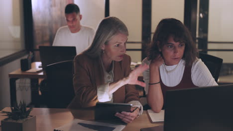 computadora portátil, tableta y gente de negocios trabajo en equipo