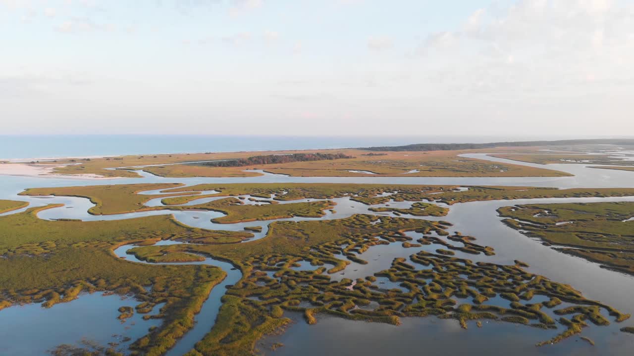 Volo al tramonto sopra le zone umide a Murrells Inlet SC, lontano dalla spiaggia
