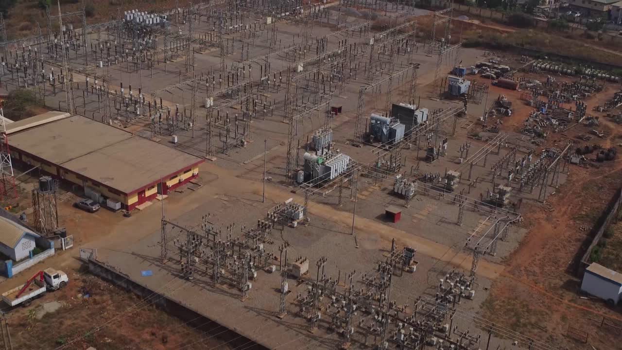 Schöne Luftaufnahme eines großen Stromnetz-Umspannwerks in der Stadt Abuja, Nigeria, Afrika.