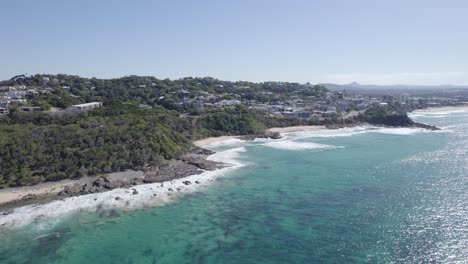 Lush-Pristine-Shoreline-Of-The-Bays-Of-Coolum-On-Sunshine-Coast-In-Queensland,-Australia