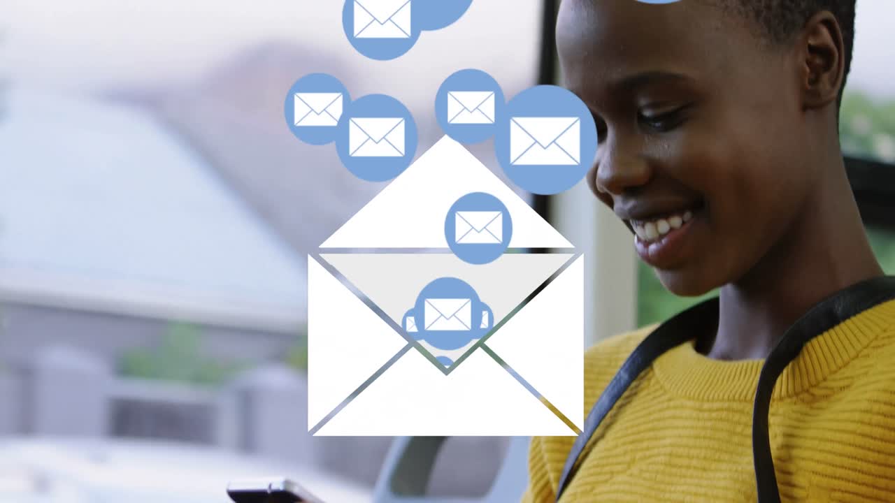 niño afroamericano enviando mensajes de texto en 4k