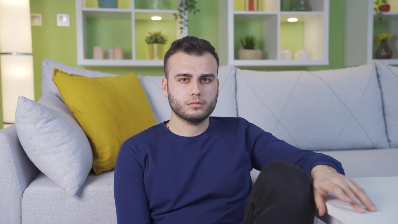 retrato de un hombre pensativo, infeliz y deprimido en su casa.