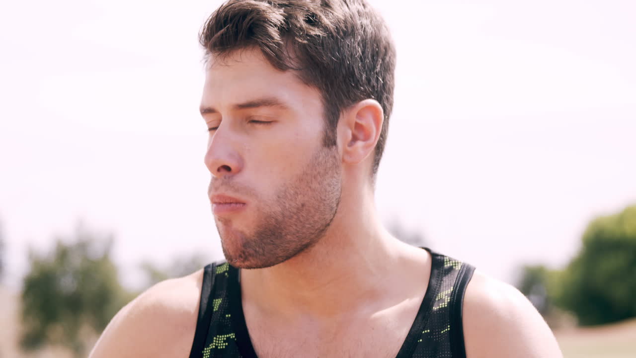 스포츠맨이 물을 마시는 것