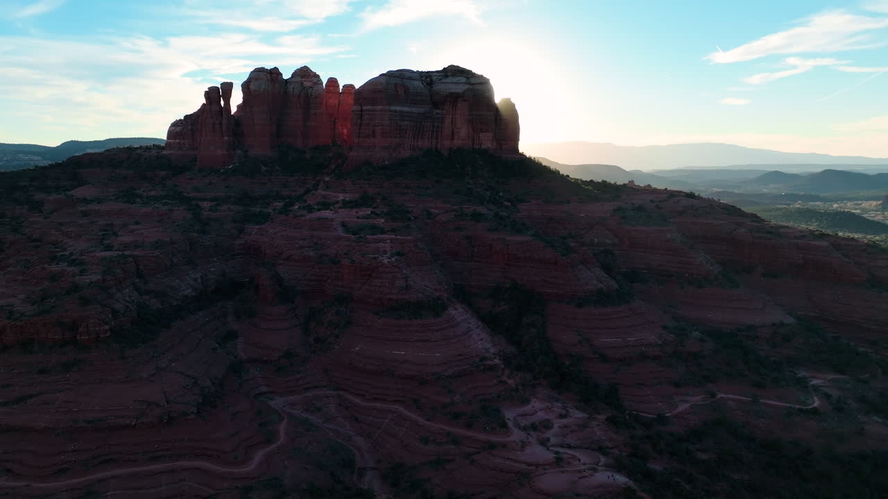 el paisaje de rocas rojas de sedona, arizona, al atardecer, tomada desde un avión no tripulado.