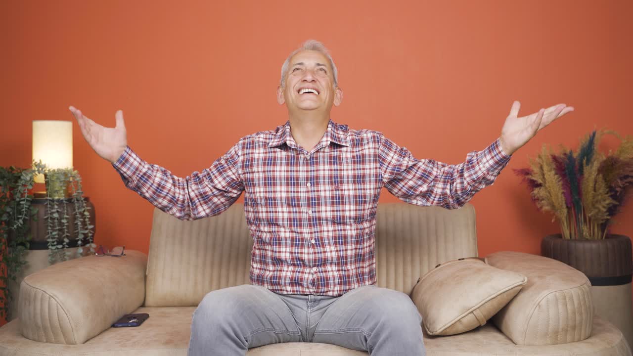 그 남자는 기 ⁇ 하고 있습니다.