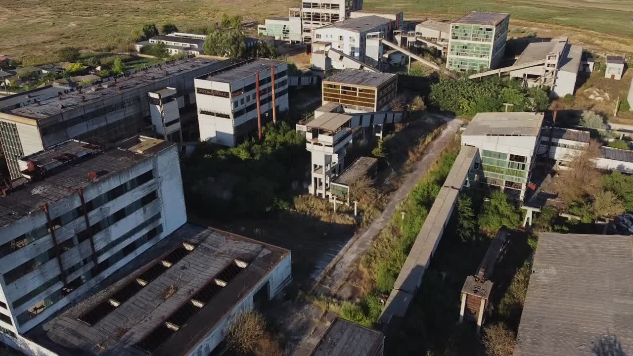 antes del totalitarismo, la fábrica rumana fue abandonada y pereció.