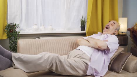 cansado y soñoliento viejo.