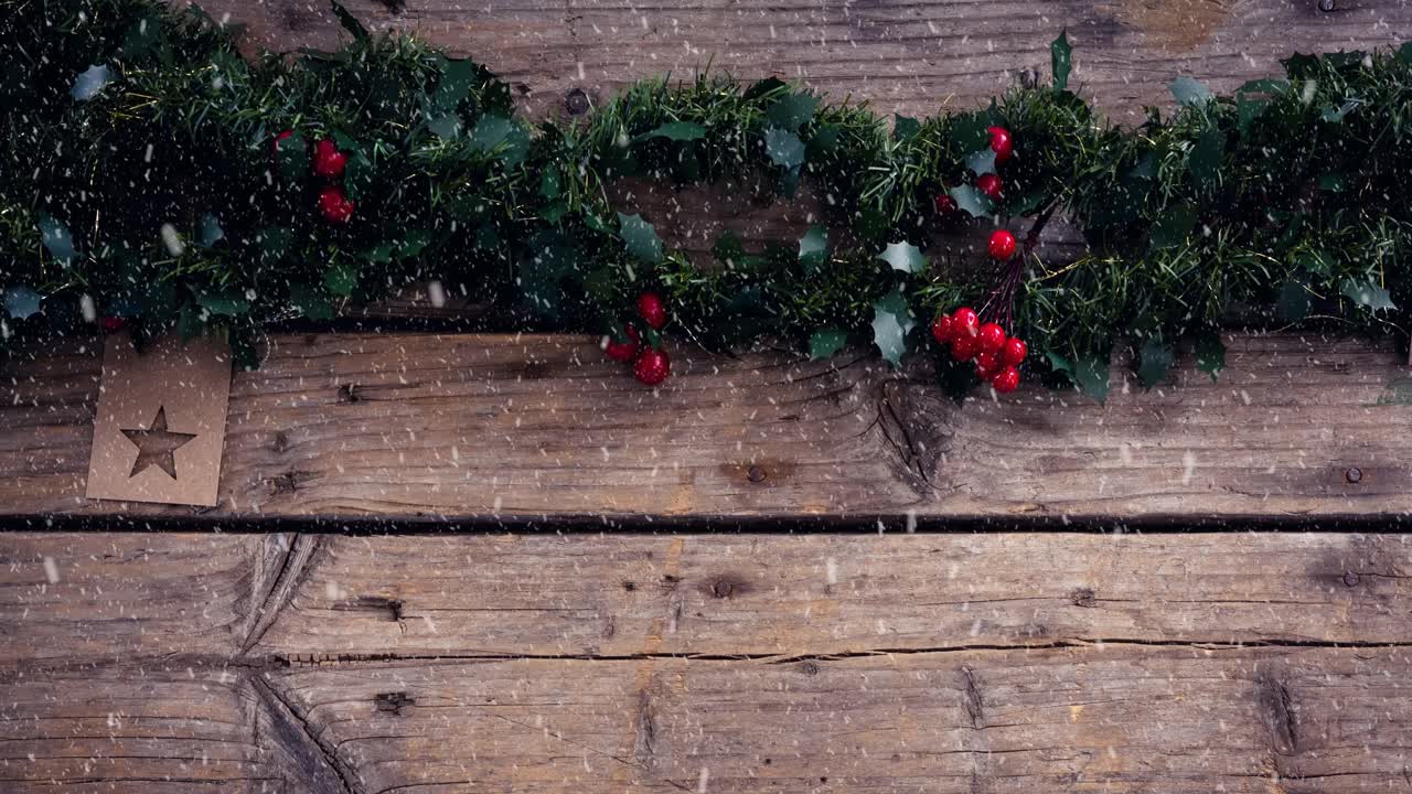 Animasjon av julepynt med fallende snø på treplanker