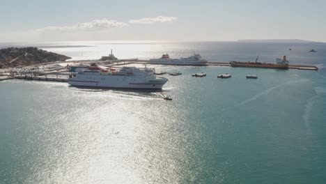 Ibiza,-España---Gran-Ferry-Que-Sale-Del-Puerto-Con-Turistas-En-El-Puerto