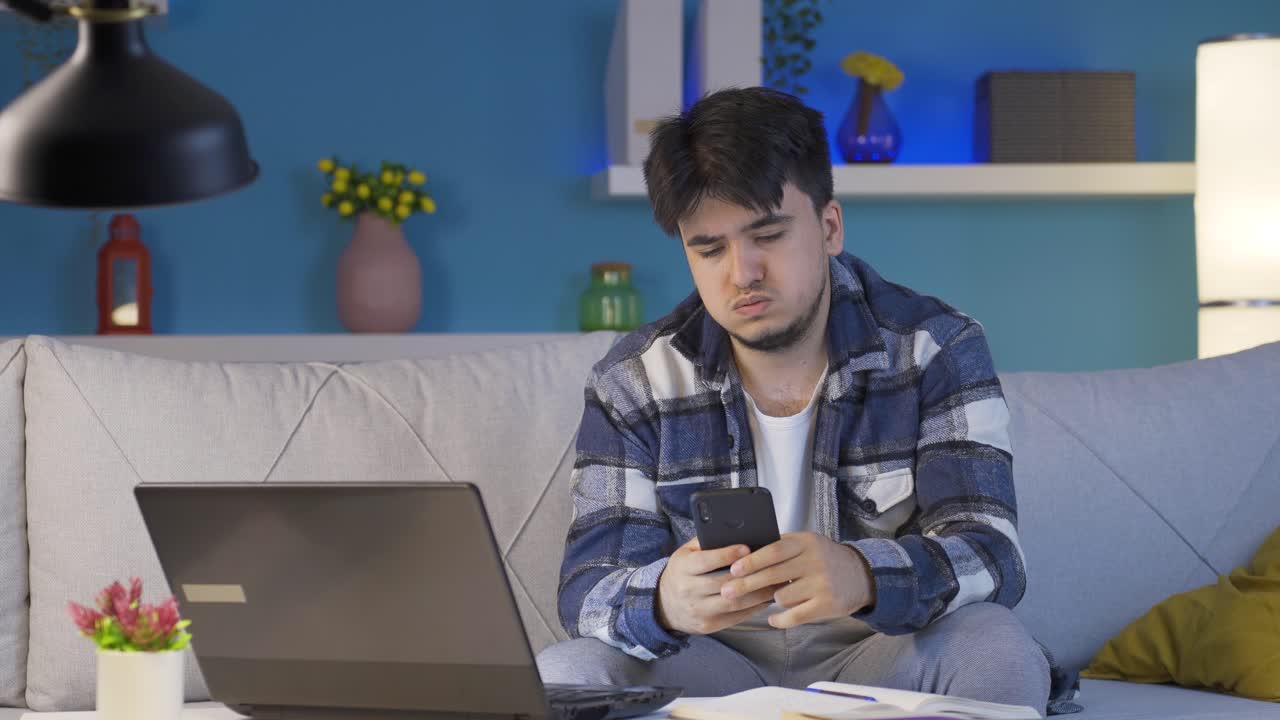 밤에 전화로 문자 메시지를 보내는 남자는 불행하고 슬프습니다.