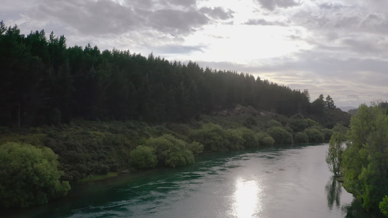 antena de un hermoso río que corre entre la naturaleza durante las primeras horas de la mañana en la isla sur de nueva zelanda