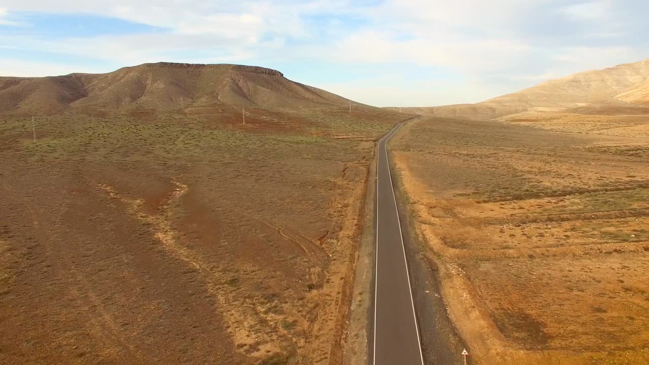vista aérea de un camino vacío en la tierra seca de fuerteventura.