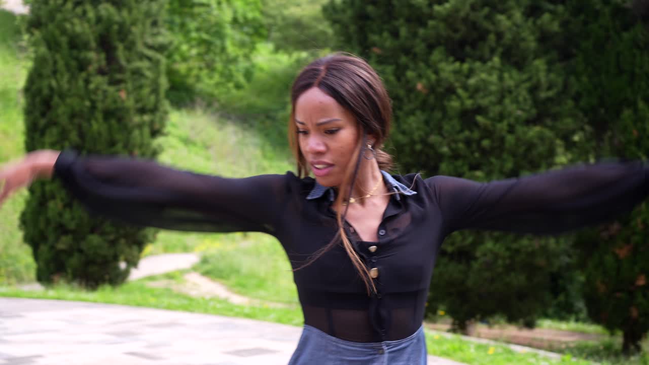 mujer bailando en el parque