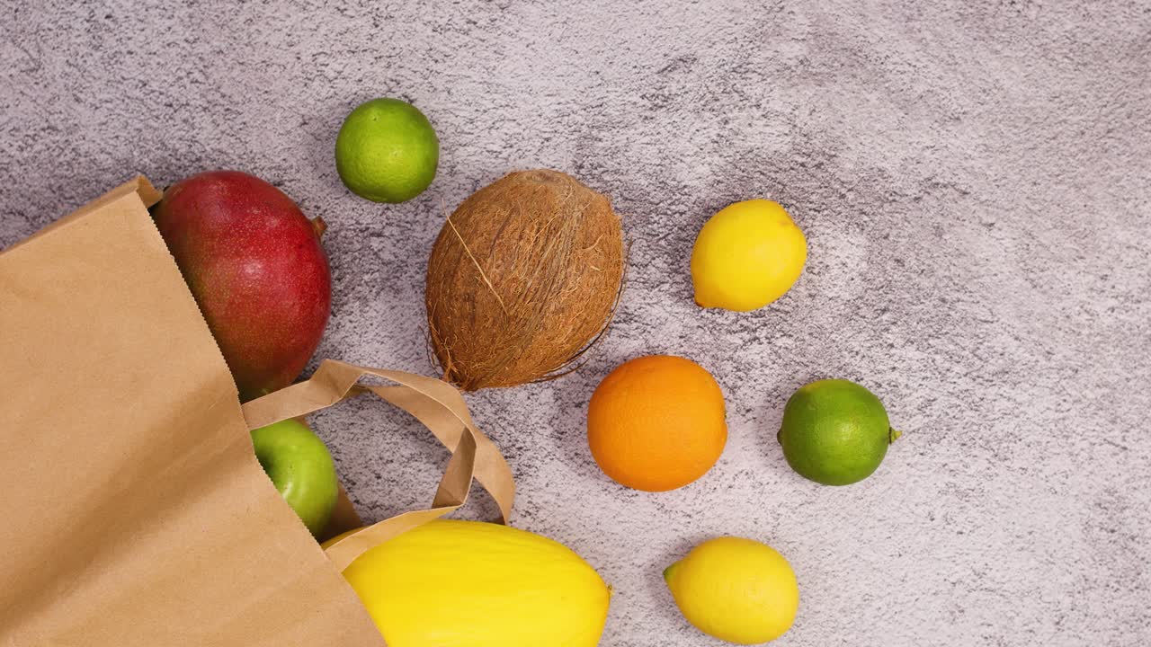 frutas frescas maduras en bolsas de compras ecológicas.