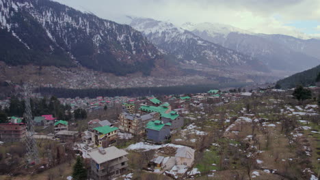 video de seguimiento de ciudad a montaña a montañas nevadas de himachal pradesh en india-1