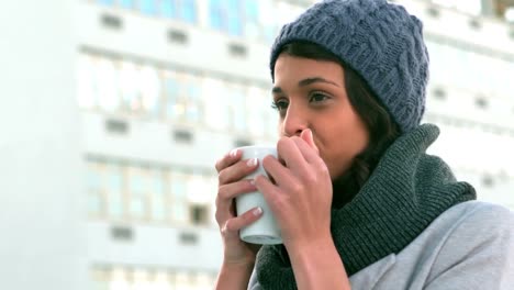 hipster disfrutando de un café afuera