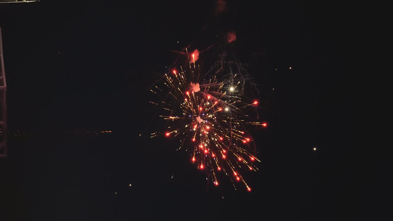 fuegos artificiales coloridos en el cielo nocturno