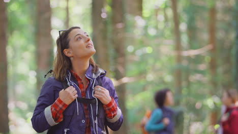 Mujer-Cerrando-Los-Ojos-Disfrutando-De-La-Paz-Con-Amigas-En-Una-Caminata-De-Vacaciones-Por-El-Bosque-Juntas