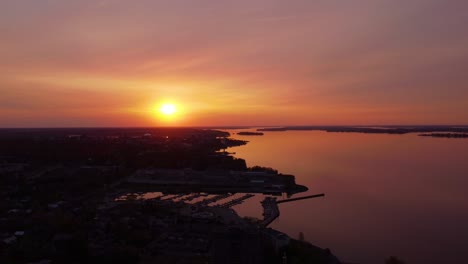 Cielo-Rojo-Aéreo-Puesta-De-Sol-Cerca-De-La-Vista-Frente-Al-Mar-De-La-Ciudad