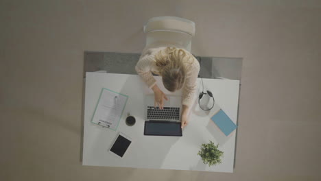 mujer que utiliza dispositivos digitales inalámbricos